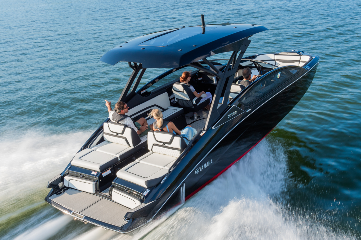 Yamaha 275 XD boat on the water